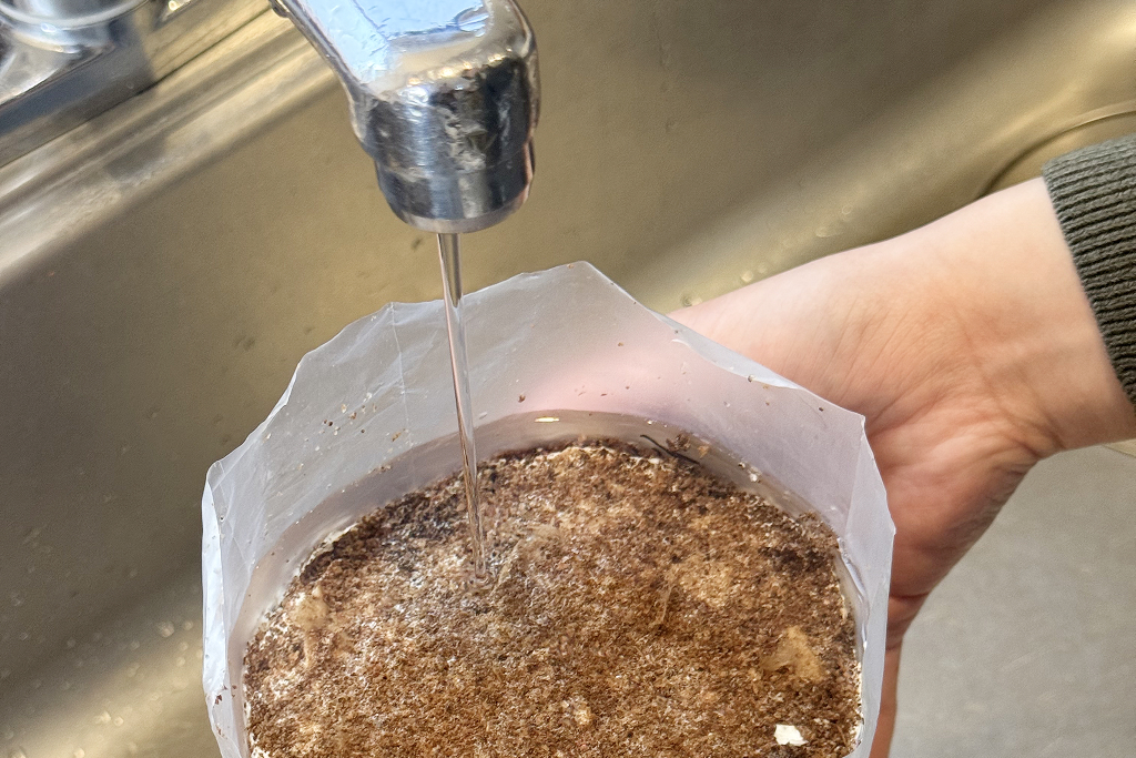 冷たい水を注ぐ様子