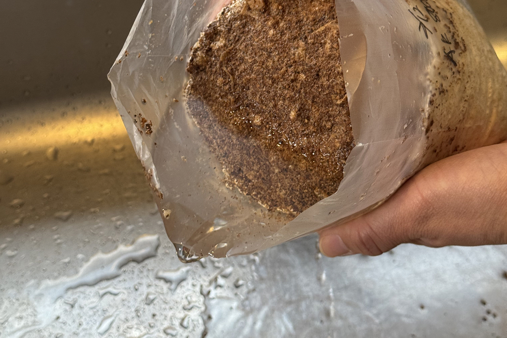 水を捨てる様子